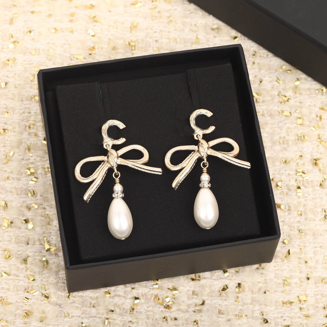 2022 Top quality Knot shape charm drop earring with nature shell beads and diamond for women wedding jewelry gift have box stamp PS7687
2022 Top quality Knot shape charm drop earring with nature shell beads and diamond for women wedding jewelry gift have box stamp PS7687