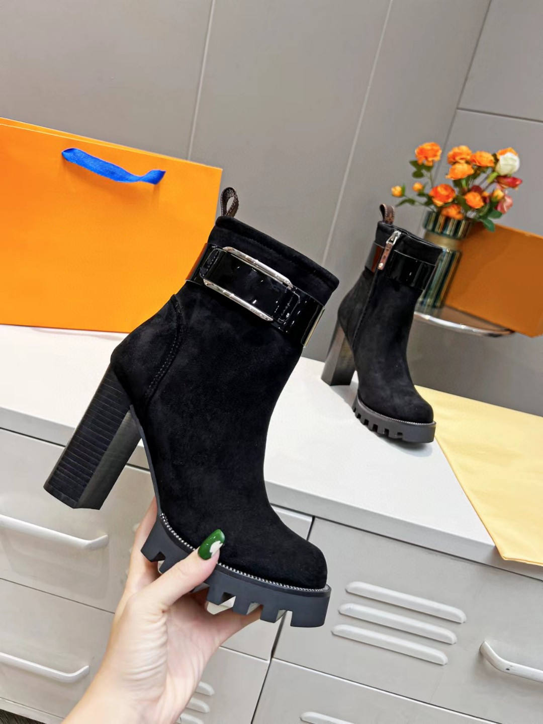 Designer Women ankle Boot High-heeled Casual Shoes Luxury Woman zip High Fashion Martin Boots Classical Top Quality 100% Leather Black Platform Shoe Size35-42
Designer Women ankle Boot High-heeled Casual Shoes Luxury Woman zip High Fashion Martin Boots Classical Top Quality 100% Leather Black Platform Shoe Size35-42