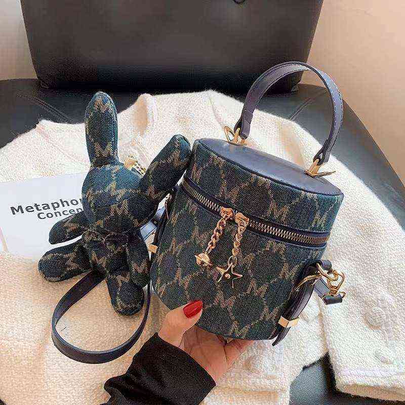 2021 New High-quality Jacquard Women's Designer Handbag Elegant Female Cylinder Tote Bag Luxury Brand Shoulder Messenger Bag X220331, Beige pendant
2021 New High-quality Jacquard Women's Designer Handbag Elegant Female Cylinder Tote Bag Luxury Brand Shoulder Messenger Bag X220331, Beige pendant