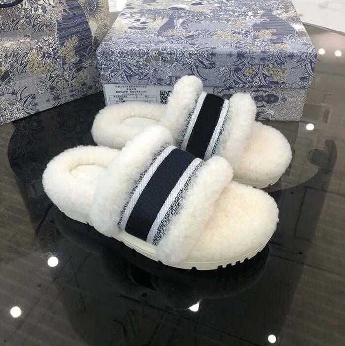 2022 Top Quality Womens Slippers Summer Rubber Sandals Beach Slide Fashion Scuffs Three-dimensional font Indoor Shoes Size 35-42 With Box
2022 Top Quality Womens Slippers Summer Rubber Sandals Beach Slide Fashion Scuffs Three-dimensional font Indoor Shoes Size 35-42 With Box