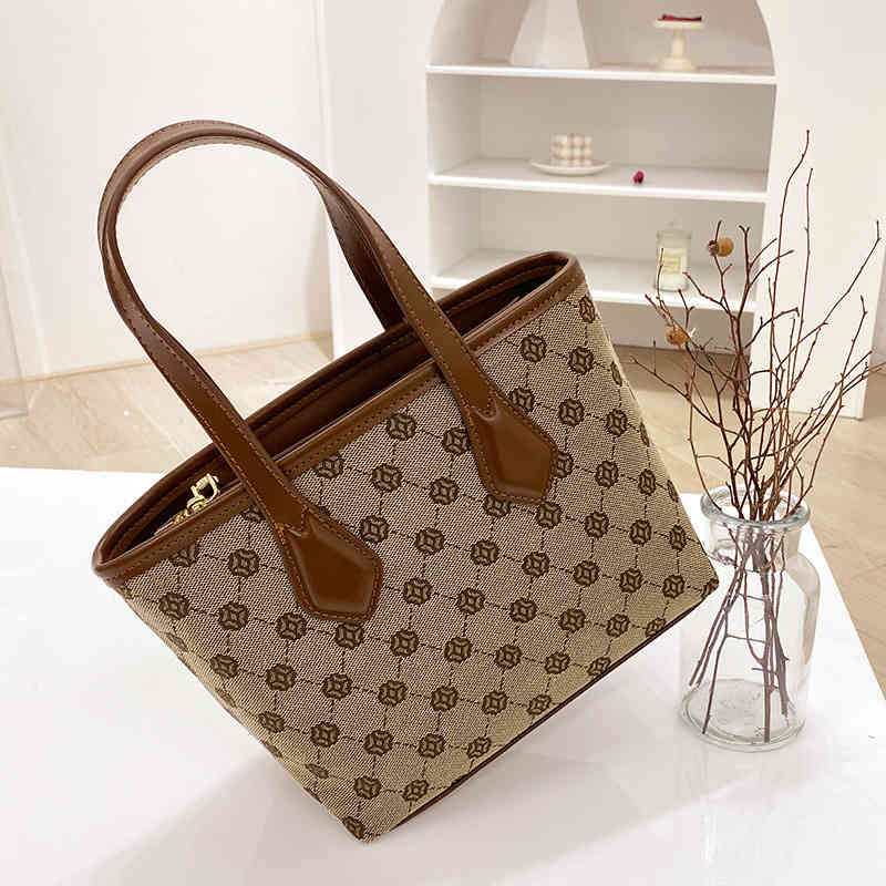 Printed handbag 2022 new spring and summer texture large capacity Single Shoulder Messenger Bag, Trumpet
Printed handbag 2022 new spring and summer texture large capacity Single Shoulder Messenger Bag, Trumpet