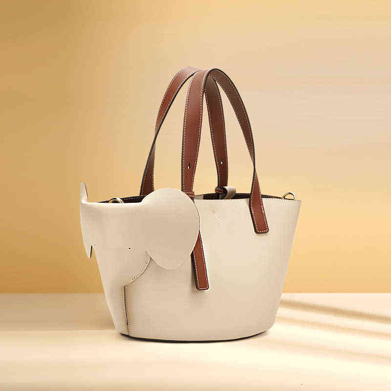 Designers bags One Shoulder Messenger Tote Bag elephant bag 2022 new high-capacity leather women's high sense niche hand, Milkshake white
Designers bags One Shoulder Messenger Tote Bag elephant bag 2022 new high-capacity leather women's high sense niche hand, Milkshake white