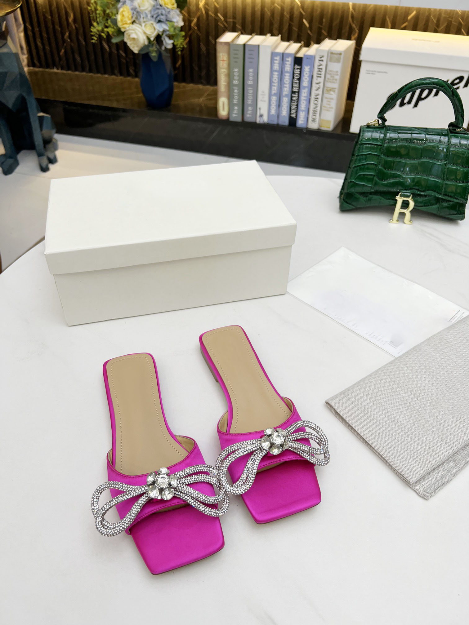 2022 women sandals Diamond bow Cartoon slippers Satin Flat Slides woman shoe beach Lazy Sandal sexy slipper outdoor shoes, Color 12
2022 women sandals Diamond bow Cartoon slippers Satin Flat Slides woman shoe beach Lazy Sandal sexy slipper outdoor shoes, Color 12