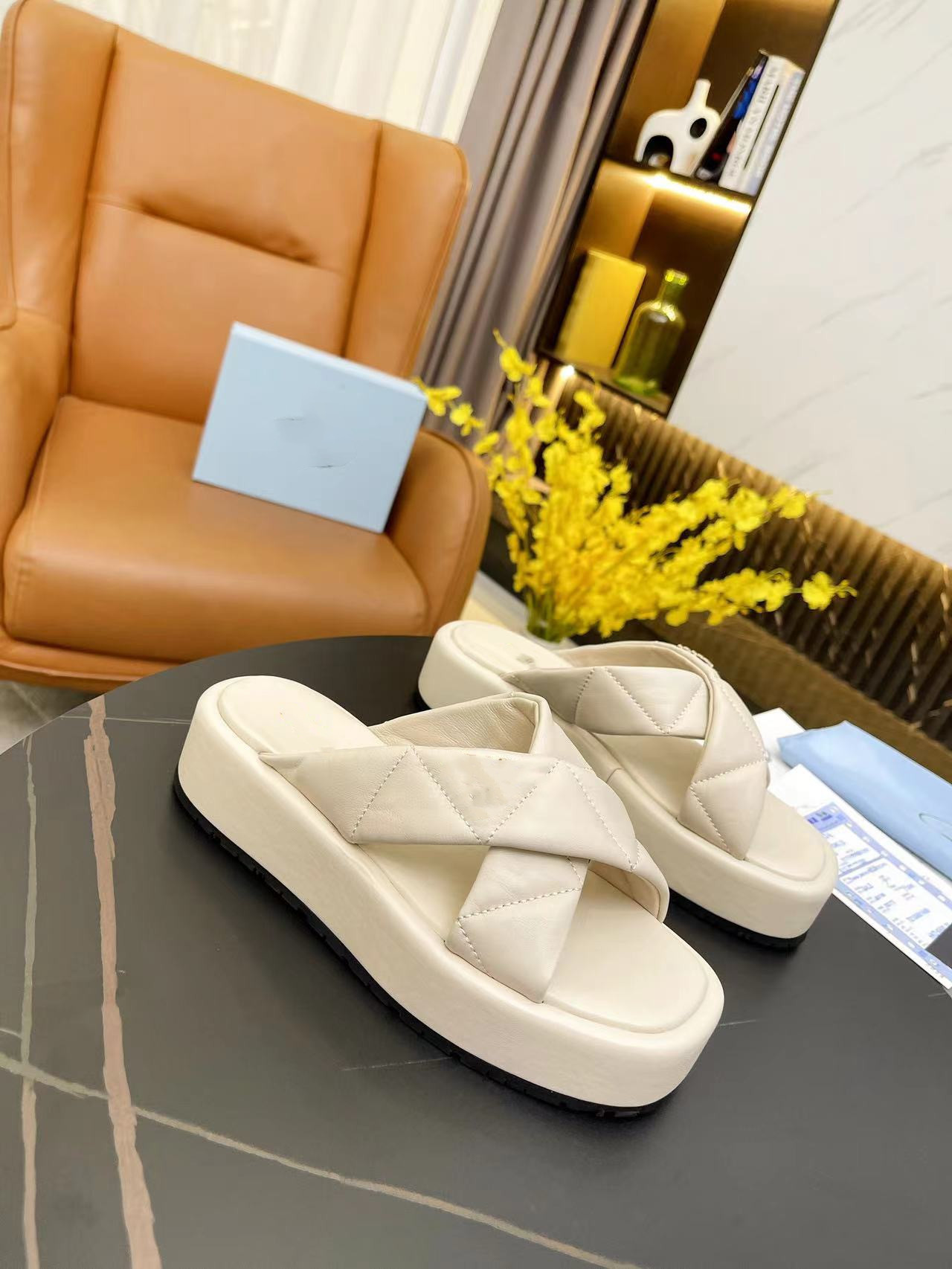 Designer Sandals Crystal Calf Leather Sandal Platform Slippers Metal Button Sandal Classic Summer Beach Flip Flops Hook Loop Fasteners Slipper 0601, 06
Designer Sandals Crystal Calf Leather Sandal Platform Slippers Metal Button Sandal Classic Summer Beach Flip Flops Hook Loop Fasteners Slipper 0601, 06