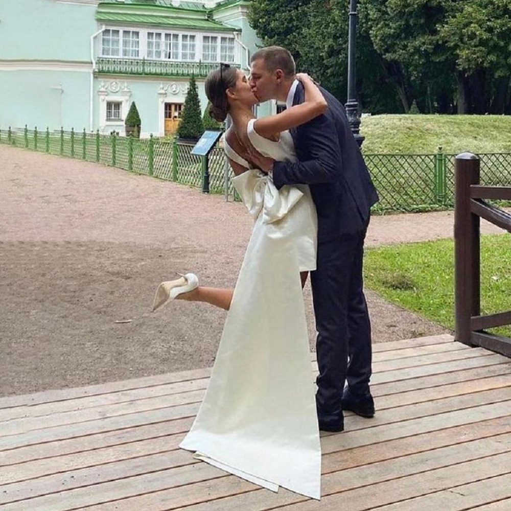 Sexy Short Mini Satin V Neck Wedding Dress Large Bow Custom Made Plus Size Open Back Garden Bridal Gowns Vestido de Novia Robe Mariee