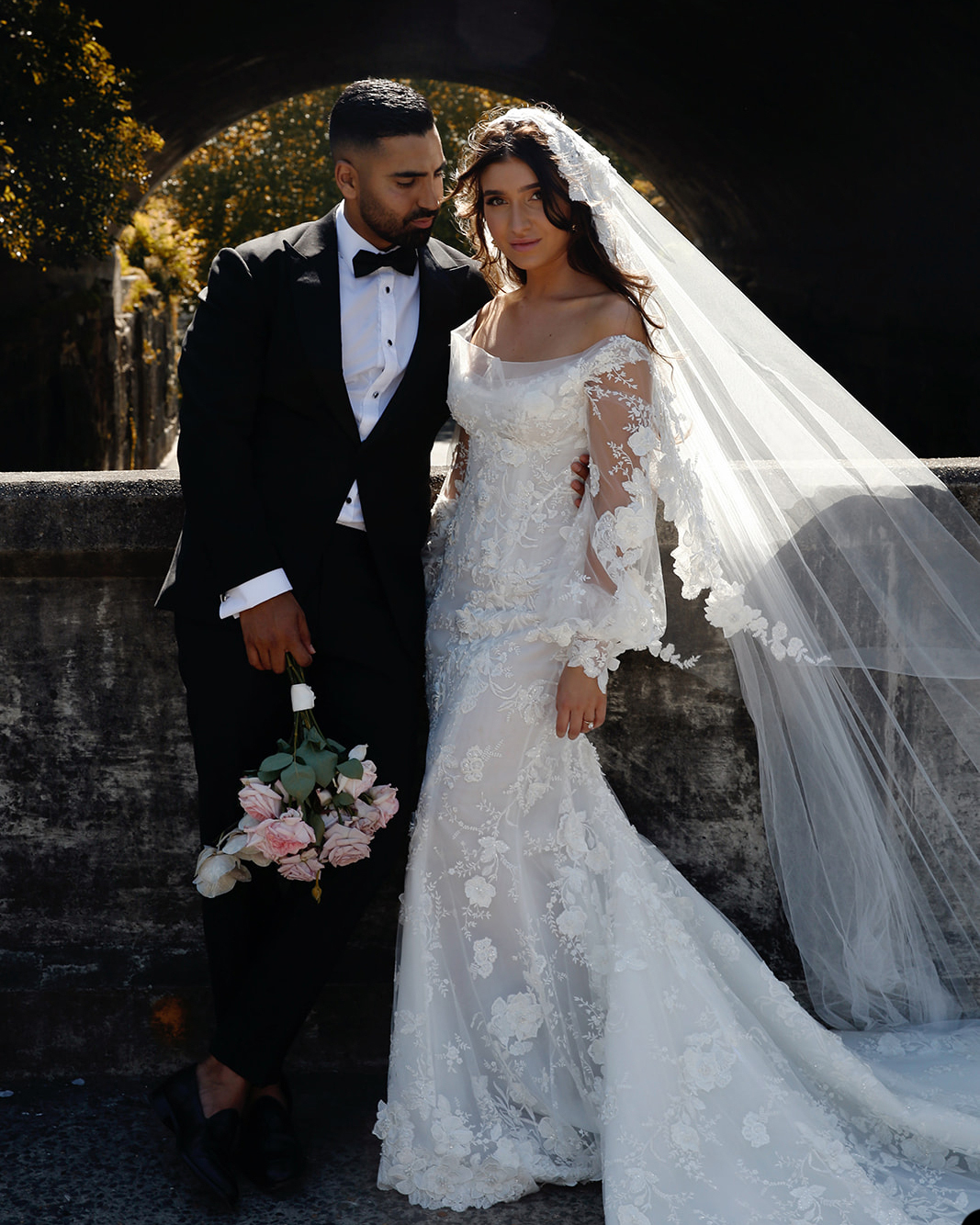 Luxury Lace Illusion Mermaid Wedding Dresses Strapless Neck Appliques Plus Size Bridal Gowns Robe de mariée With Veil