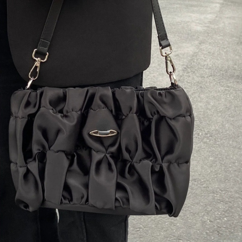 Vw Designer women's Bags tide brand vivi handbag classic metal Saturn decoration underarm shoulder Bag nylon pleated retro messenger bag large capacity totebag, Black
Vw Designer women's Bags tide brand vivi handbag classic metal Saturn decoration underarm shoulder Bag nylon pleated retro messenger bag large capacity totebag, Black