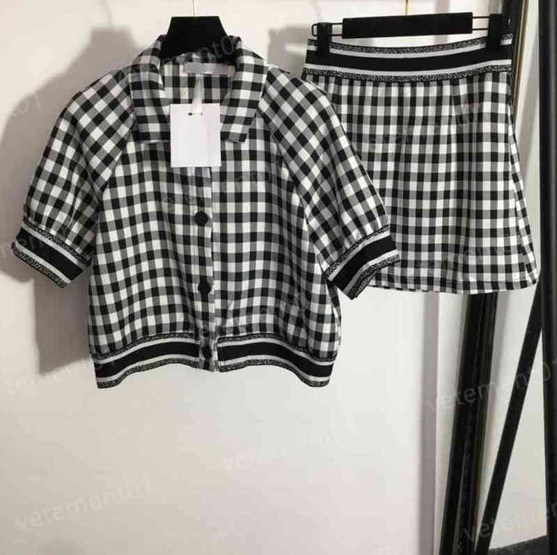 Women Two Piece Dresses Contrasting Black And White Plaid Logo Print Short-sleeved Shirt And Webbing Skirt 2 Piece Sets Luxury Designer Women Clothing 0912
Women Two Piece Dresses Contrasting Black And White Plaid Logo Print Short-sleeved Shirt And Webbing Skirt 2 Piece Sets Luxury Designer Women Clothing 0912