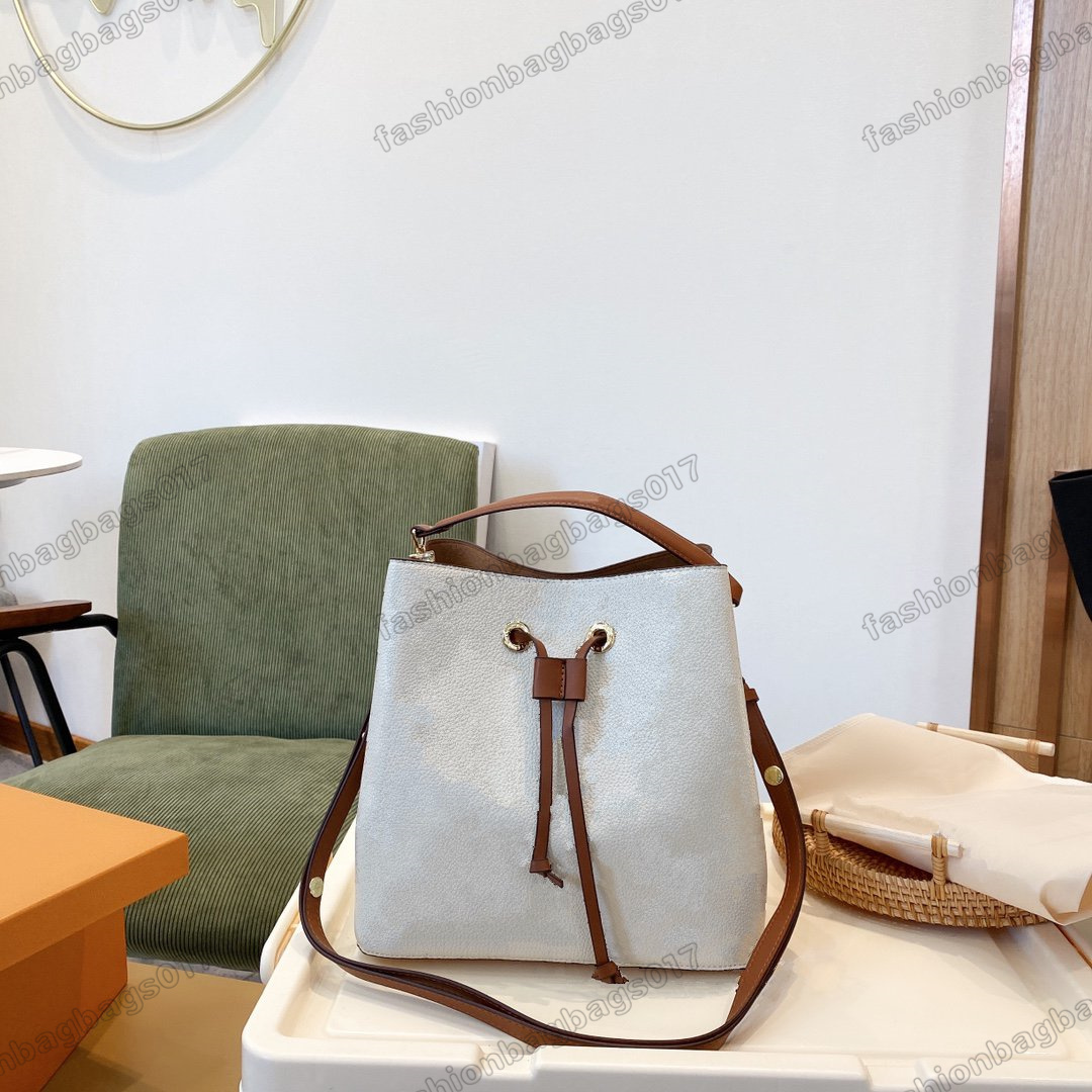 Colorful Leather NEO NOE Designer Bucket Bag Two-Color Monograms Luxurys Designers MM Bags Beach Purse Wallet Travel Hobo Drawstring Shoulder Cross Body
Colorful Leather NEO NOE Designer Bucket Bag Two-Color Monograms Luxurys Designers MM Bags Beach Purse Wallet Travel Hobo Drawstring Shoulder Cross Body