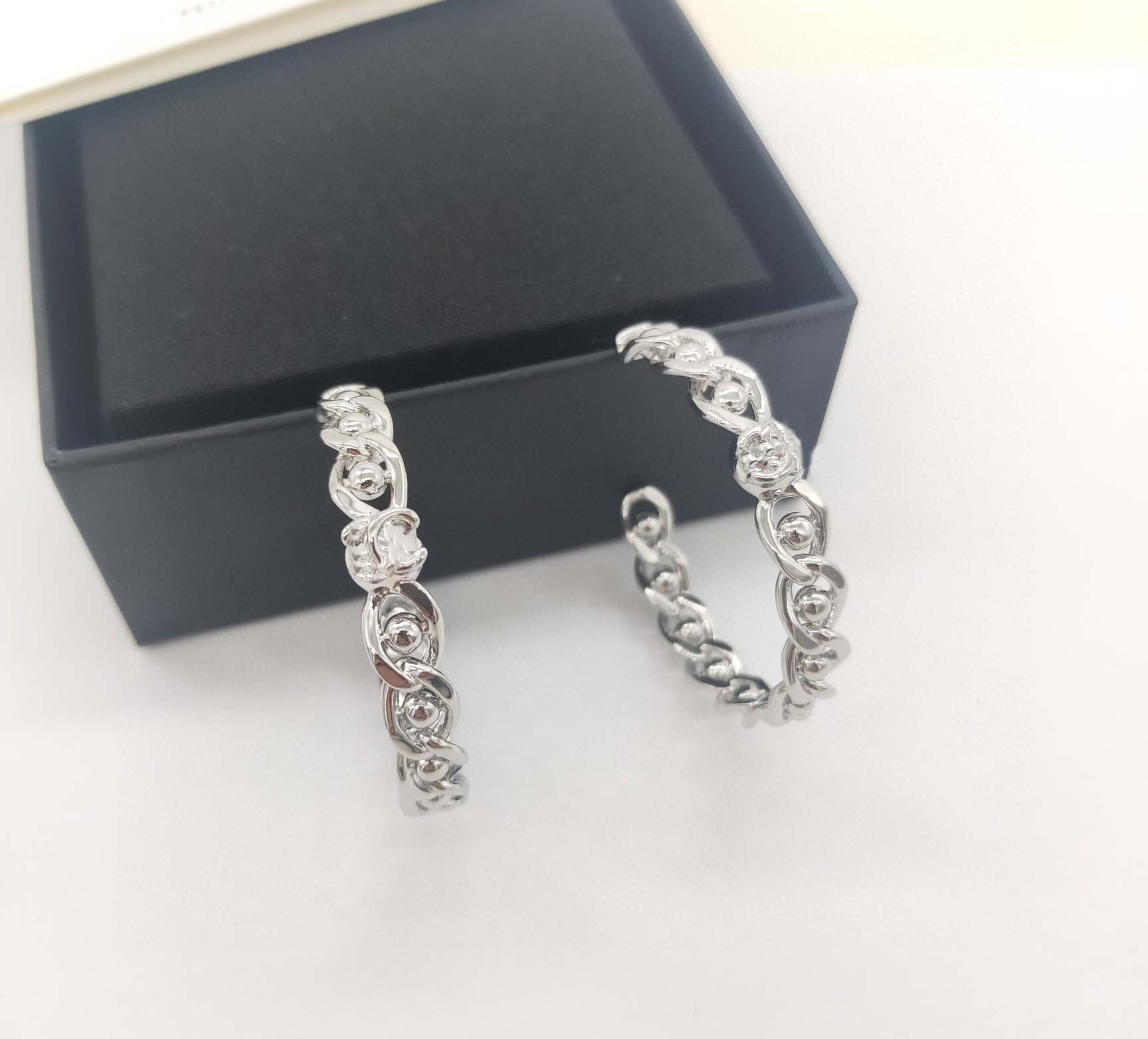 2022 Top quality Charm drop earring with hollow design in platinum color plated for women wedding jewelry and words stamp have box PS4283A
2022 Top quality Charm drop earring with hollow design in platinum color plated for women wedding jewelry and words stamp have box PS4283A