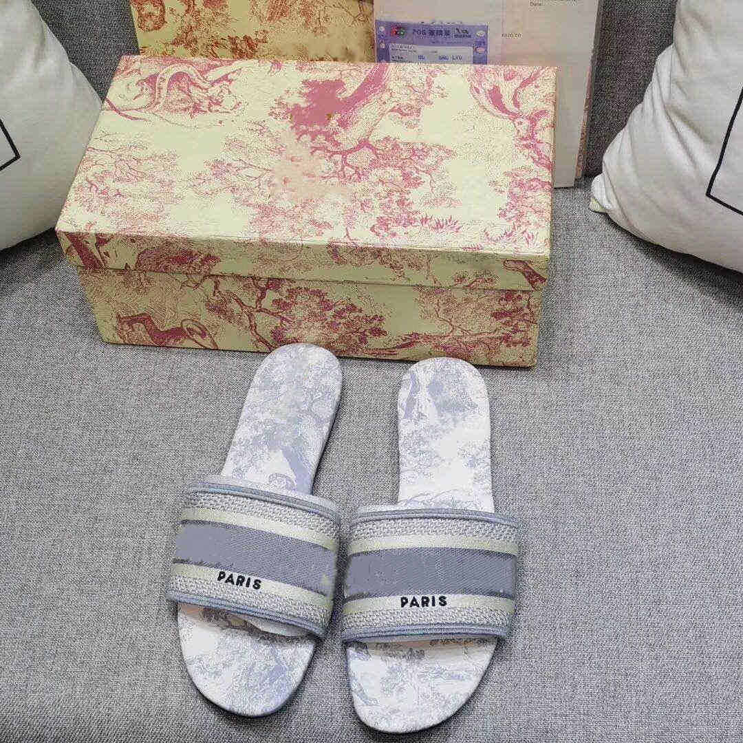 famous brand beach slippers classic flat heels summer designer fashion slippers leather women's color slides women's shoes hotel bathroom women's sexy 135
famous brand beach slippers classic flat heels summer designer fashion slippers leather women's color slides women's shoes hotel bathroom women's sexy 135
