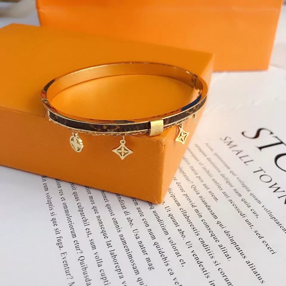 Love Bracelet Luxury Jewelry Bangle Feminine Leather Designer Bracelets with Gold Heart Brand logo on a high end elegant fashion
Love Bracelet Luxury Jewelry Bangle Feminine Leather Designer Bracelets with Gold Heart Brand logo on a high end elegant fashion