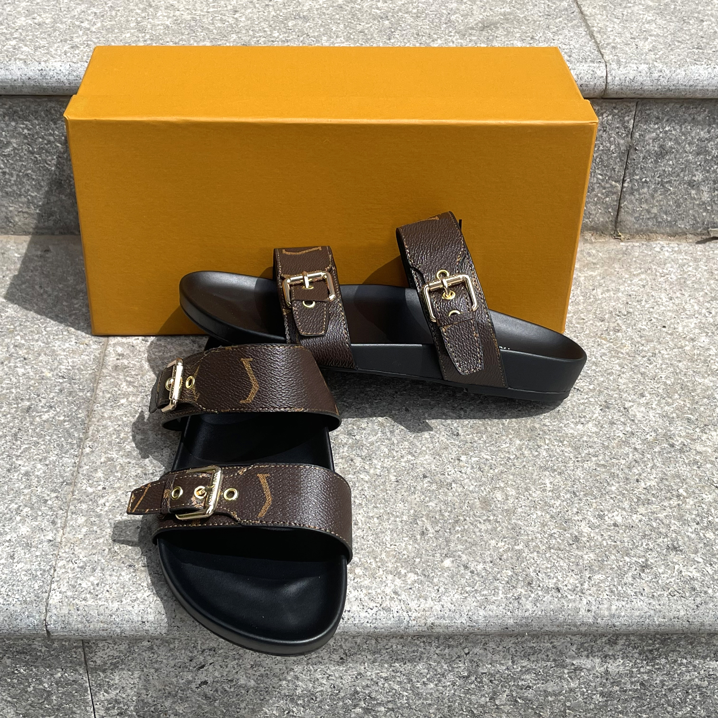 Popular Women Slippers Summer Sexy Sandals Men Luxury Designer Leather Platform Sandals Flat Shoe Fashion Old Flower Shoes Woman Beach Size 35-45
Popular Women Slippers Summer Sexy Sandals Men Luxury Designer Leather Platform Sandals Flat Shoe Fashion Old Flower Shoes Woman Beach Size 35-45
