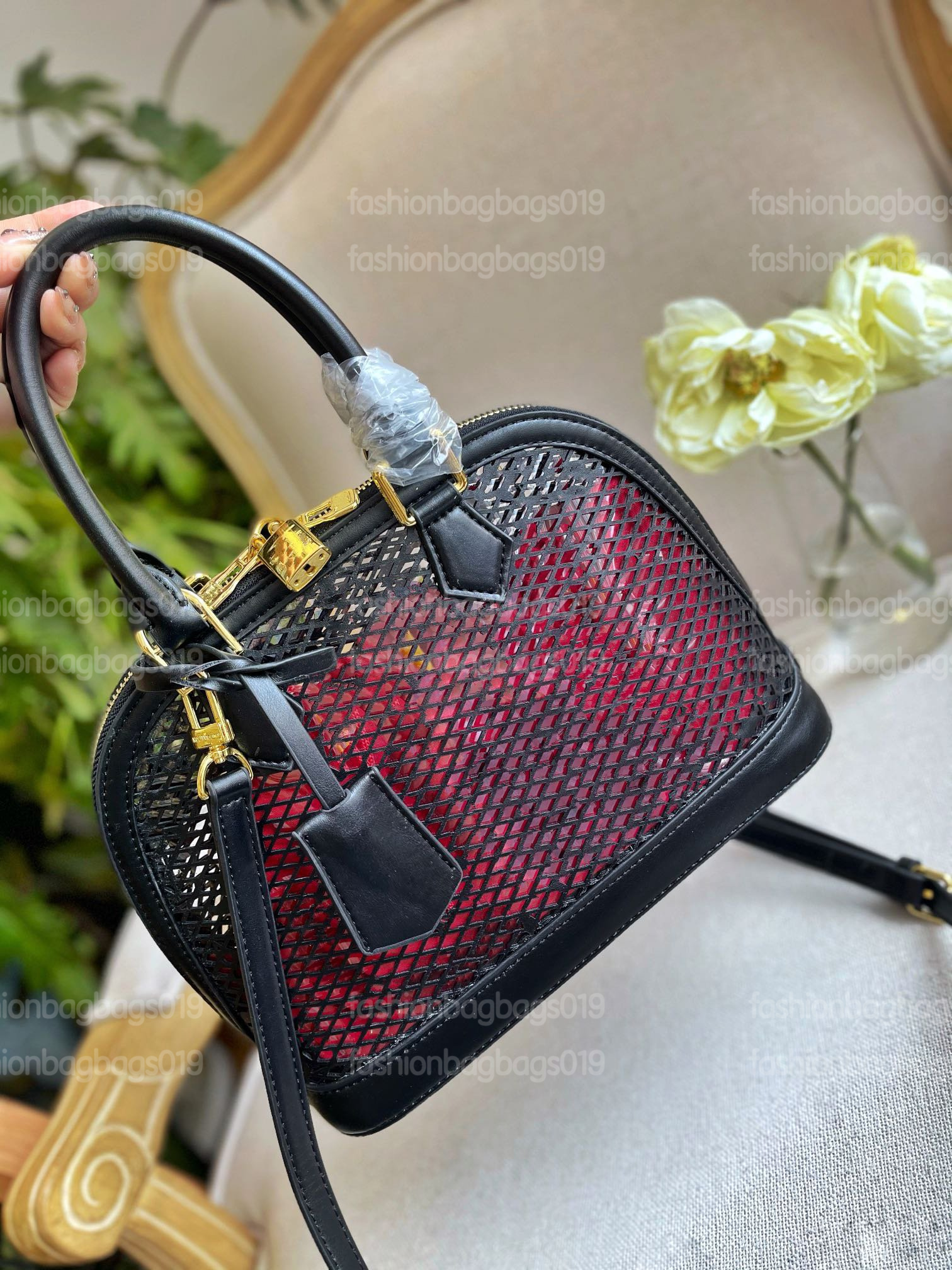 NEO ALMA BB handbag Designer Bags Hollow Out monograms patten Black Red Canvas inner bag Compact Charm Flower Letter Tote crossbody bag
NEO ALMA BB handbag Designer Bags Hollow Out monograms patten Black Red Canvas inner bag Compact Charm Flower Letter Tote crossbody bag
