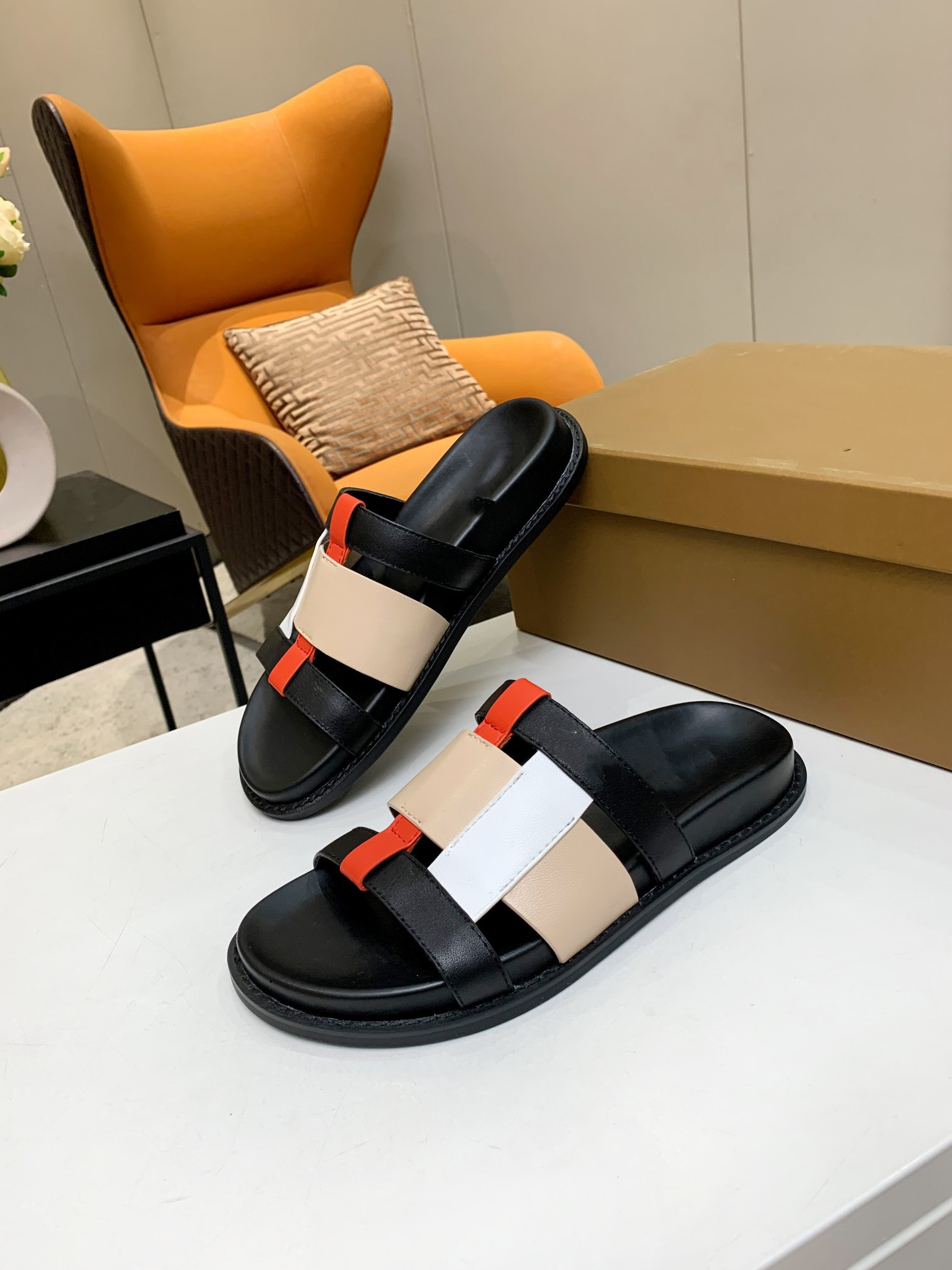 2021 fashion summer women Sandal Slippers comfortable Flat shoes Designer beach Classic Woman Sandals With box High Quality 0601, 02
2021 fashion summer women Sandal Slippers comfortable Flat shoes Designer beach Classic Woman Sandals With box High Quality 0601, 02