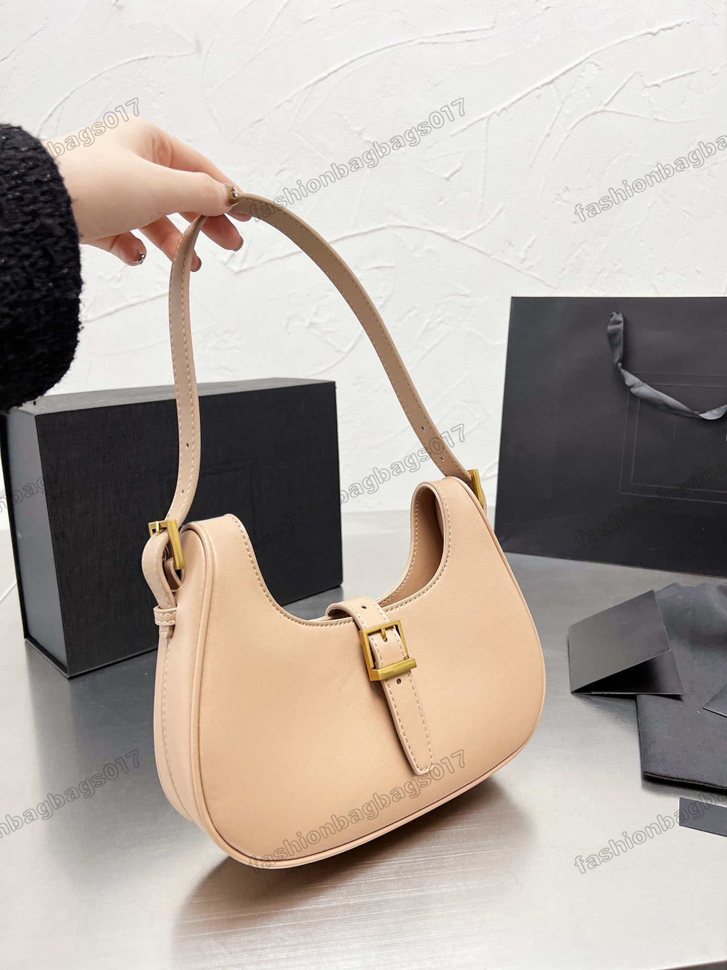 LE Fermoir Hobo Black in Shiny Leather Womens Luxurys Underarm Bag Designer Shoulder Bags Magnetic Buckle Closure Flap
LE Fermoir Hobo Black in Shiny Leather Womens Luxurys Underarm Bag Designer Shoulder Bags Magnetic Buckle Closure Flap