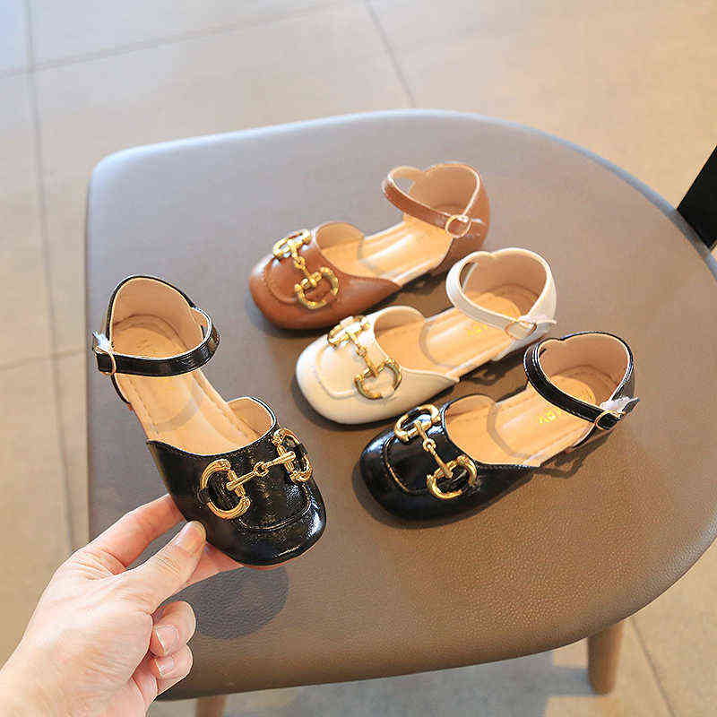 Girls Loafers Sandals 2022 New Fashion Summer Kids Children Elegant Pu Leather Metal Chain Soft Rubber Beach Flat Princess Shoes G220418, Beige
Girls Loafers Sandals 2022 New Fashion Summer Kids Children Elegant Pu Leather Metal Chain Soft Rubber Beach Flat Princess Shoes G220418, Beige