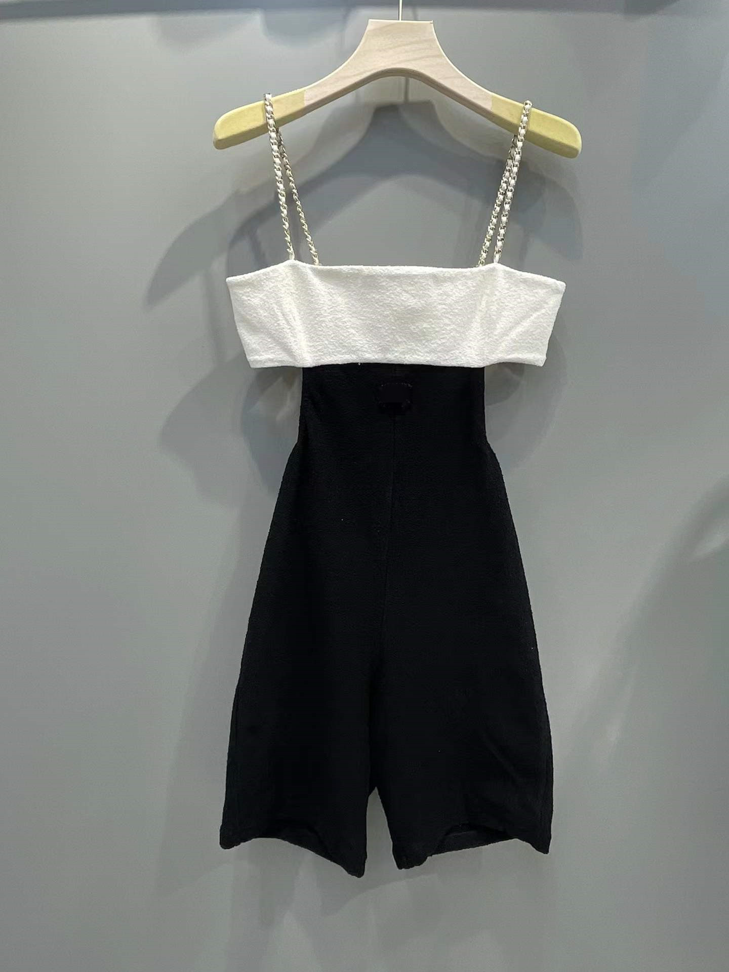 Milan Runway Jumpsuits 2022 Summer Autumn Panelled Women' Designer Dress Brand Same Style Rompers 0621-6, Picture color
Milan Runway Jumpsuits 2022 Summer Autumn Panelled Women' Designer Dress Brand Same Style Rompers 0621-6, Picture color