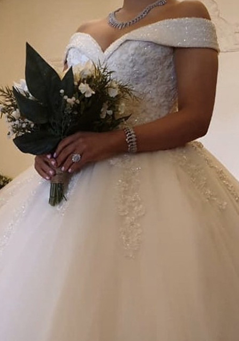 Luxury Crystals Beaded White Ball Gown Wedding Dresses Appliques Lace Open Back Plus Size Bridal Gowns Off Shoulder Long Tulle Garden Church Wedding D
