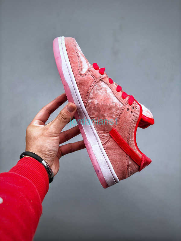 Shoes Strange love Skateboard x Dunked Low Valentine Day Flannel White Pink Velvet Skateboards Leisure Men Women Sneakers
Shoes Strange love Skateboard x Dunked Low Valentine Day Flannel White Pink Velvet Skateboards Leisure Men Women Sneakers