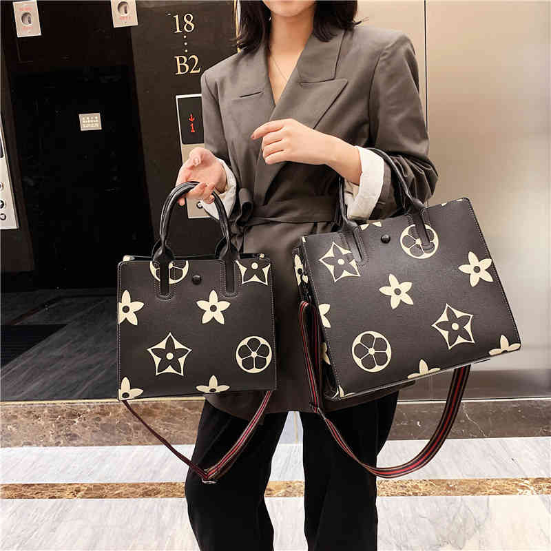 Ladies Fashion Luxury Brand Tide Bag Wholesale New Printing Trend Handbag Women's Shoulder Leather Style Messenger, Big flowers
Ladies Fashion Luxury Brand Tide Bag Wholesale New Printing Trend Handbag Women's Shoulder Leather Style Messenger, Big flowers