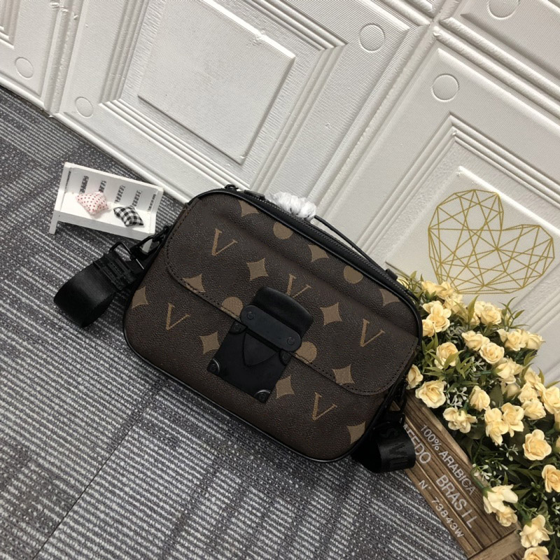 Designer Fashion Men's Messenger bag Shoulder Bag Luxury Handbag Inner Compartment Real Belt Dust Bag size 22-18-8cm
Designer Fashion Men's Messenger bag Shoulder Bag Luxury Handbag Inner Compartment Real Belt Dust Bag size 22-18-8cm