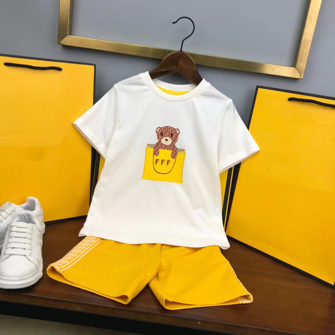 Tops baby Designer Sets for Kid set kids tshirt Short Sleeve T-shirt With Letters Bear Bag Print Yellow Shorts Set Suit Brand Boys Clothing Cotton Tees 90-160 White
Tops baby Designer Sets for Kid set kids tshirt Short Sleeve T-shirt With Letters Bear Bag Print Yellow Shorts Set Suit Brand Boys Clothing Cotton Tees 90-160 White