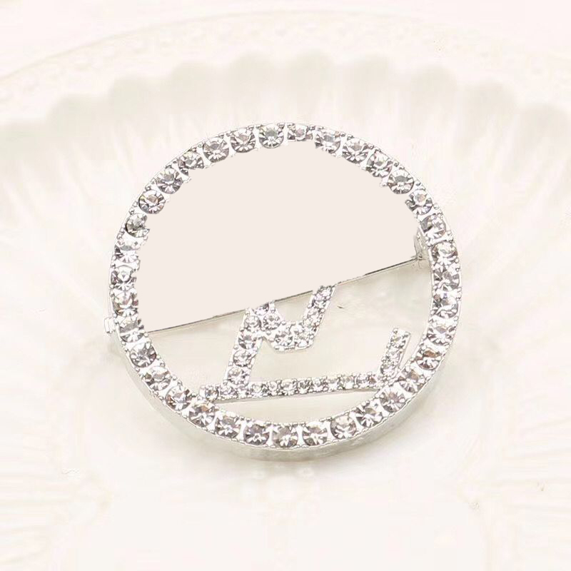 20style Mixed Simple Double Letter Pins Luxury Brand Designer Brooches Vintage Design Women Crystal Pearl Hollow Brooch Suit Pin Wedding Jewelry Accessories
20style Mixed Simple Double Letter Pins Luxury Brand Designer Brooches Vintage Design Women Crystal Pearl Hollow Brooch Suit Pin Wedding Jewelry Accessories