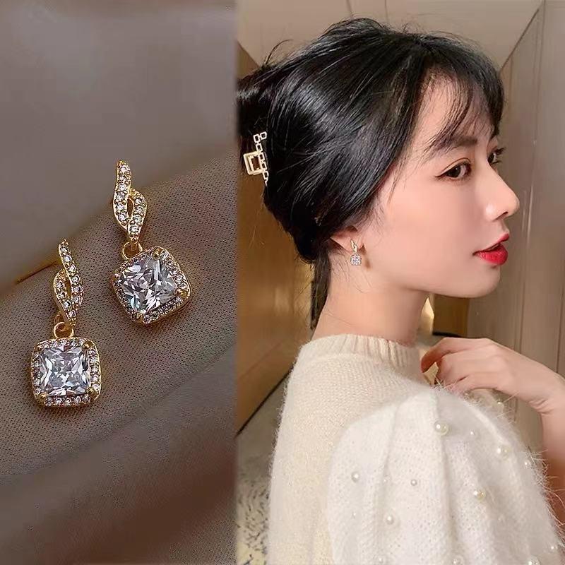 Dangle & Chandelier Korean Fashion Geometry Flame Modeling Zircon Gold Earrings For Woman 2022 Gothic Jewelry Unusual Accessories Young Girl
Dangle & Chandelier Korean Fashion Geometry Flame Modeling Zircon Gold Earrings For Woman 2022 Gothic Jewelry Unusual Accessories Young Girl