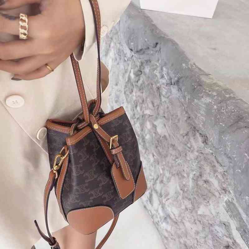 Bag 2022 New Arc de Triomphe Lisa same fashion Mini bucket bag Vintage One Shoulder Messenger small girl, White old flower
Bag 2022 New Arc de Triomphe Lisa same fashion Mini bucket bag Vintage One Shoulder Messenger small girl, White old flower