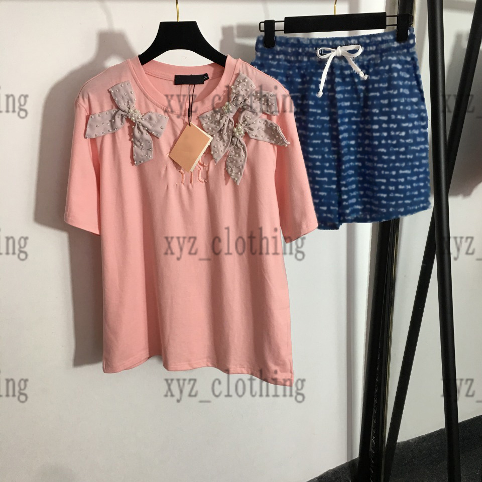 2022ss brand designer womens t shirts set high-end women dress sets Embroidered Letter Short Sleeve T-Shirt Elastic Waist Casual Shorts summer Pearl bow decoration, 01
2022ss brand designer womens t shirts set high-end women dress sets Embroidered Letter Short Sleeve T-Shirt Elastic Waist Casual Shorts summer Pearl bow decoration, 01
