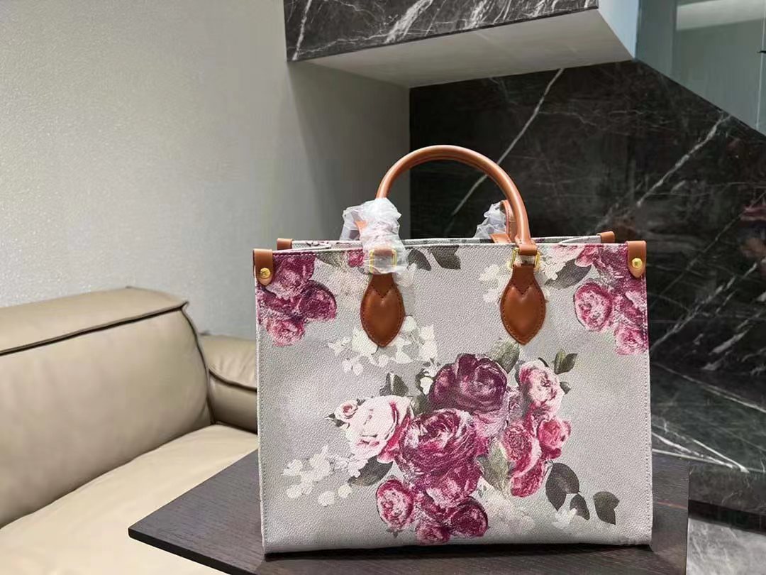 Designer design handbags and high-quality luxury Mommy bags are three choices Size 34x27 cm
Designer design handbags and high-quality luxury Mommy bags are three choices Size 34x27 cm