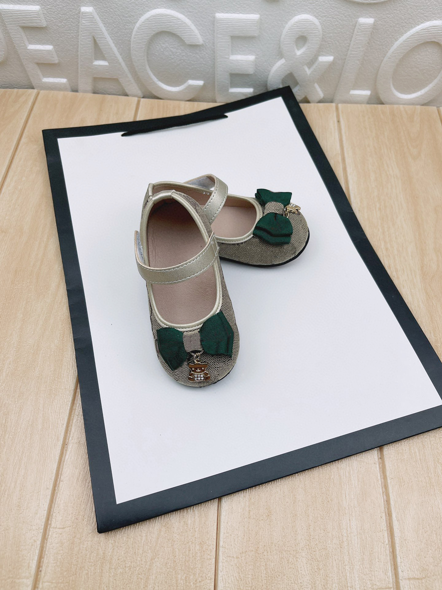 Luxury Kids Designer slippers Sandals Boys Girls Child Shoes Children Fashion Letter bow tie Printed with Badge Sandal Summer slippers baby Slipper Sandals, Shipping pay
Luxury Kids Designer slippers Sandals Boys Girls Child Shoes Children Fashion Letter bow tie Printed with Badge Sandal Summer slippers baby Slipper Sandals, Shipping pay
