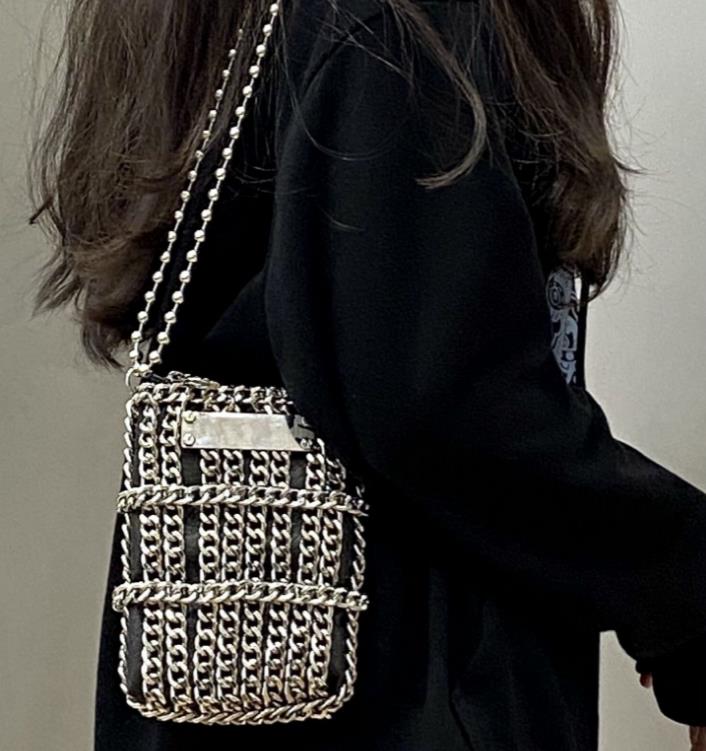 Niche Design Kraft Paper Chain Mobile Phone Bag Crossbody Women's Spring/Summer Trend Mini Shoulder Bag, Black
Niche Design Kraft Paper Chain Mobile Phone Bag Crossbody Women's Spring/Summer Trend Mini Shoulder Bag, Black