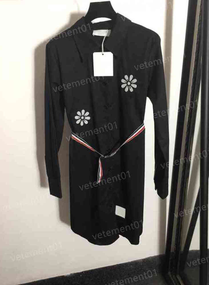 Fashion Womens Dresses Embroidered Flowers Safety Button Tie Waist Cotton Long Sleeve Shirt Dress High Quality Luxury Designer Women Clothing 0912
Fashion Womens Dresses Embroidered Flowers Safety Button Tie Waist Cotton Long Sleeve Shirt Dress High Quality Luxury Designer Women Clothing 0912