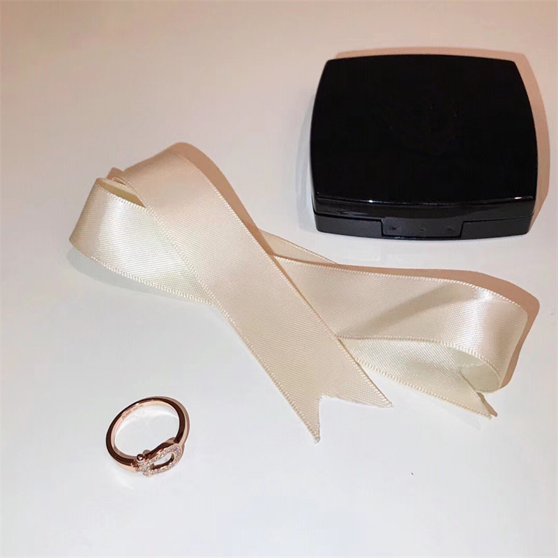 Designer Horseshoe Buckle Rings Ladies Luxury Adjustable Ring Fashion High Quality Jewelry Suitable For Wedding Party Attendance
Designer Horseshoe Buckle Rings Ladies Luxury Adjustable Ring Fashion High Quality Jewelry Suitable For Wedding Party Attendance