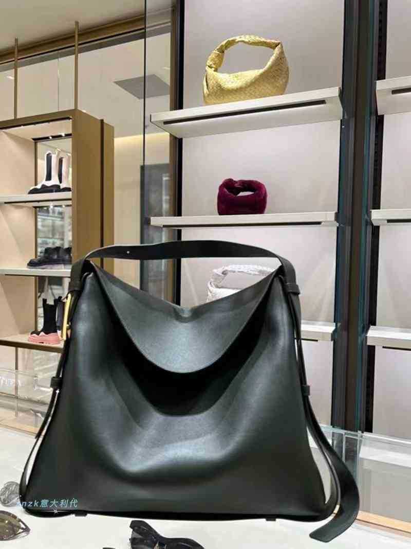 Venetas Handbag Bottegas cradle triangle buckle armpit single shoulder portable women's bag, Figure 2
Venetas Handbag Bottegas cradle triangle buckle armpit single shoulder portable women's bag, Figure 2