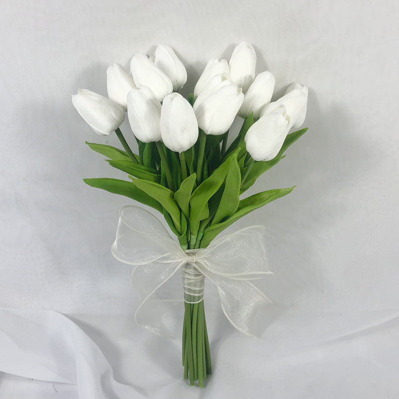 Anti-true flower forest Eucalyptus bride holding flowers white tulips happiness grass mix and match bouquet wedding flowers