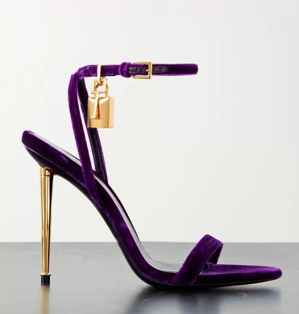 Famous Summer FORDs Padlock Sandals Shoes Women Gold Chain Lin Pointy Naked Lady High-heeled Party Wedding Gladiator Sandalias Nice Lady Pumps
Famous Summer FORDs Padlock Sandals Shoes Women Gold Chain Lin Pointy Naked Lady High-heeled Party Wedding Gladiator Sandalias Nice Lady Pumps