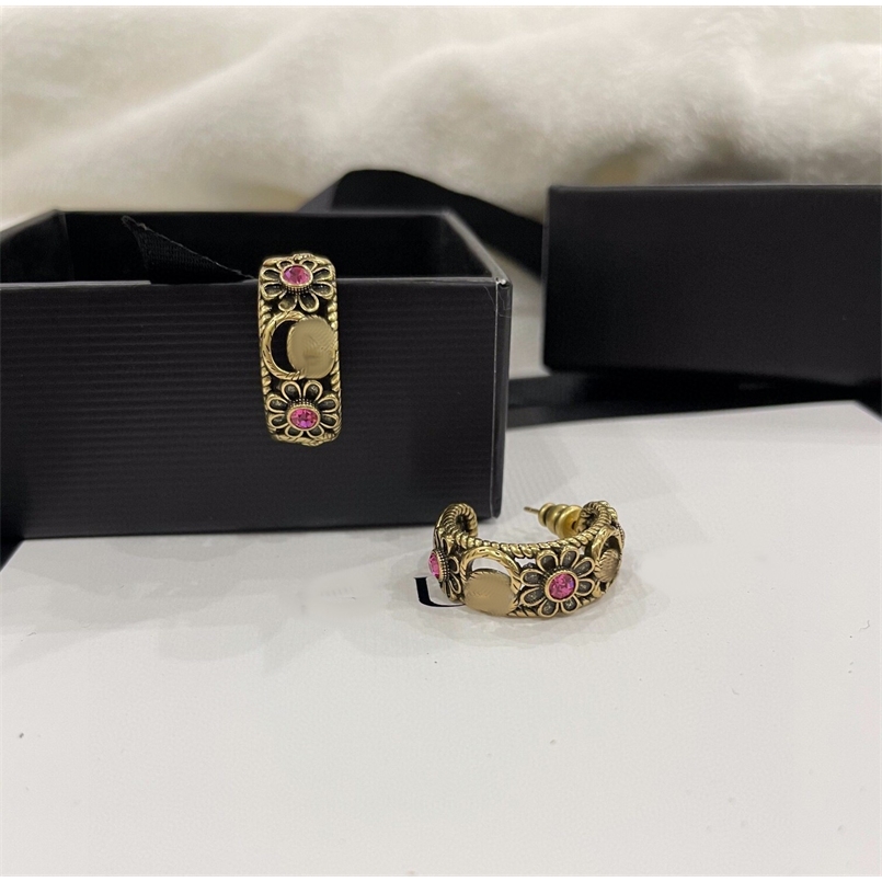 Design new chrysanthemum Earrings women's doubles red temperament women's letter Earrings
Design new chrysanthemum Earrings women's doubles red temperament women's letter Earrings