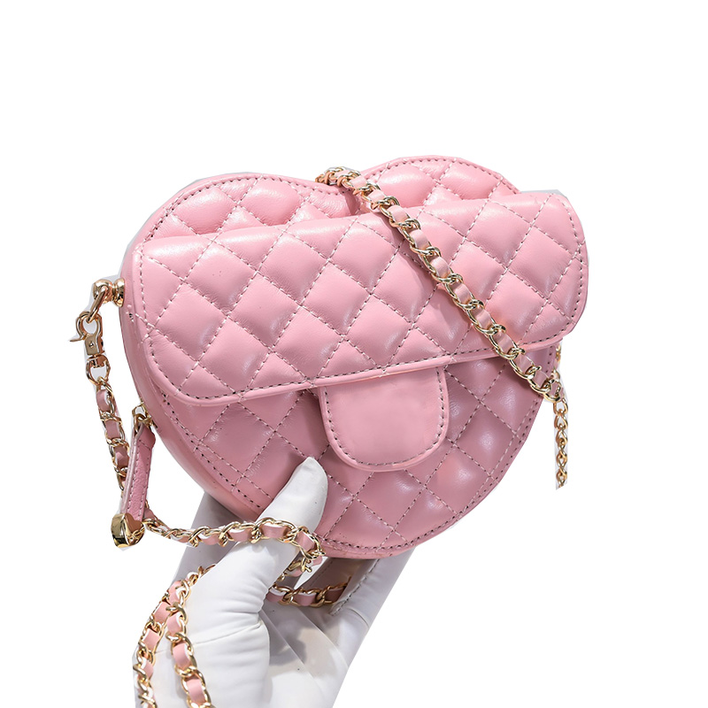 2022Ss F/W Womens Classical Quilted Love Shape Quilted Lambskin Bags With Heart Zipper Luck Charm Cosmetic Case Gold Metal Hardware Matelasse Sacoche Handbags 17CM
2022Ss F/W Womens Classical Quilted Love Shape Quilted Lambskin Bags With Heart Zipper Luck Charm Cosmetic Case Gold Metal Hardware Matelasse Sacoche Handbags 17CM