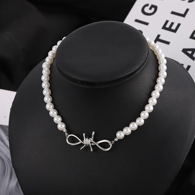 Chokers Sheishow Fashion Pearl Clavicle Chain Thorns Shaped Pendant Nightclub Style Necklace For Women Choker Jewelry Design Girl CollarChok
Chokers Sheishow Fashion Pearl Clavicle Chain Thorns Shaped Pendant Nightclub Style Necklace For Women Choker Jewelry Design Girl CollarChok