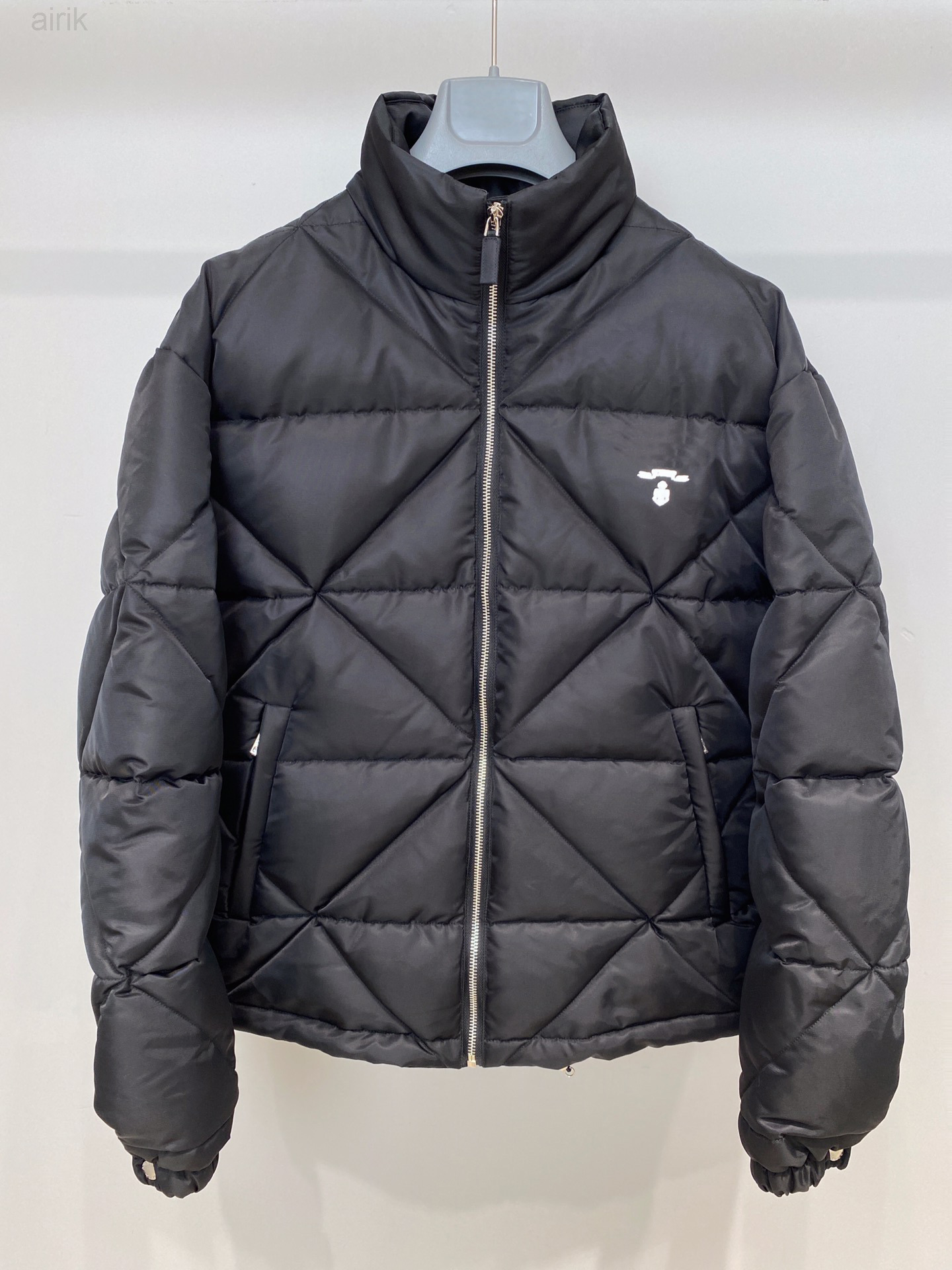 Winter Luxury Designer Down Jacket Stylish Lozenge Stitched High Quality Windbreak Nylon Warm White Goose Down US Size Mens Outdoor
Winter Luxury Designer Down Jacket Stylish Lozenge Stitched High Quality Windbreak Nylon Warm White Goose Down US Size Mens Outdoor