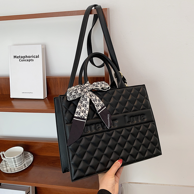 Large Capacity Crossbody Messenger Bag Designer Handbag For Women 2022 High Quality Lady PU Leather Travel Shoulder Bag Purses, Black
Large Capacity Crossbody Messenger Bag Designer Handbag For Women 2022 High Quality Lady PU Leather Travel Shoulder Bag Purses, Black