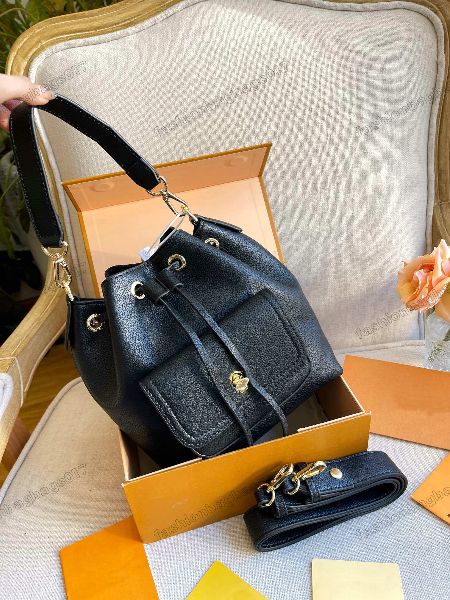 Lockme Bucket Bag M57689 Arizona Beige Crossbody Leather Drawstring Women Luxury Designer Bags Versatility Toes
Lockme Bucket Bag M57689 Arizona Beige Crossbody Leather Drawstring Women Luxury Designer Bags Versatility Toes