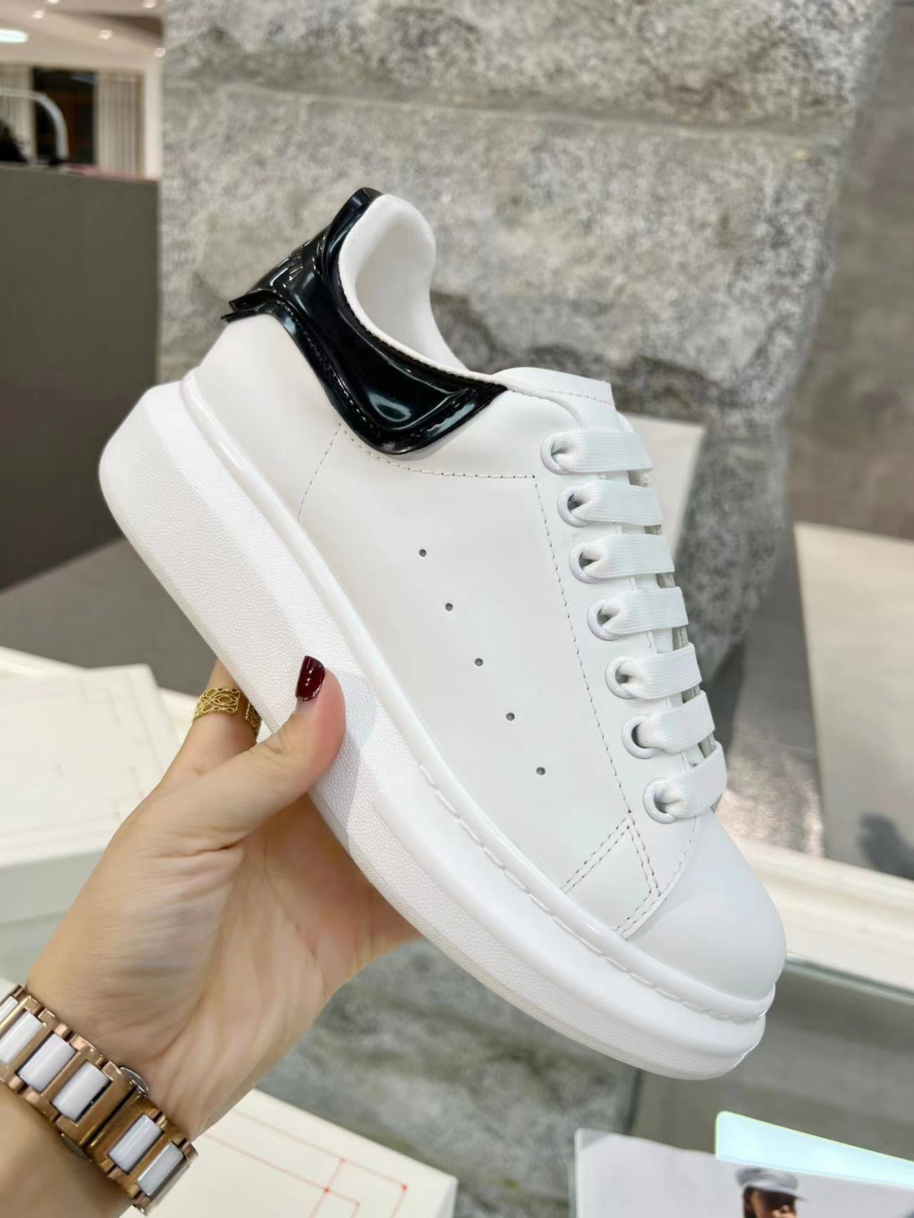 Men's and women's casual shoes new designer women's sports shoes fashion embossed leather classic fashion thick bottom jelly color tail luxury sports with frame, Ocean blue
Men's and women's casual shoes new designer women's sports shoes fashion embossed leather classic fashion thick bottom jelly color tail luxury sports with frame, Ocean blue