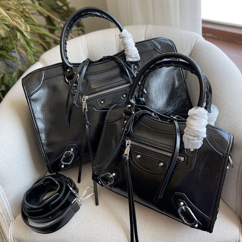 Le Handbag Crossbody bag Women Shoulder bags Cool girl Purse Real leather Sac Large capacity High quality Fashion letters Removable strap, Box
Le Handbag Crossbody bag Women Shoulder bags Cool girl Purse Real leather Sac Large capacity High quality Fashion letters Removable strap, Box