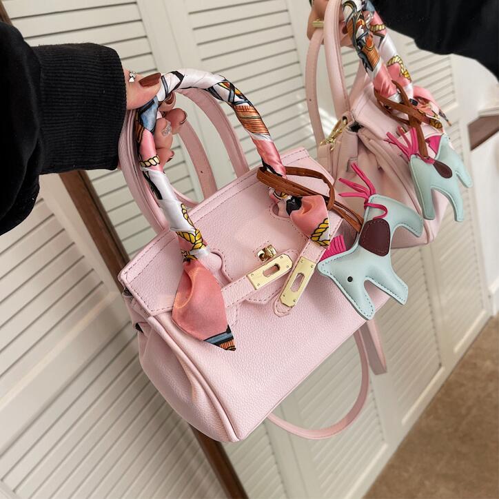 Wholesale factory ladies leather shoulder bag quality summer macaroon color fashion handbags sweet cute cartoon pendant lychee pattern handbag
Wholesale factory ladies leather shoulder bag quality summer macaroon color fashion handbags sweet cute cartoon pendant lychee pattern handbag