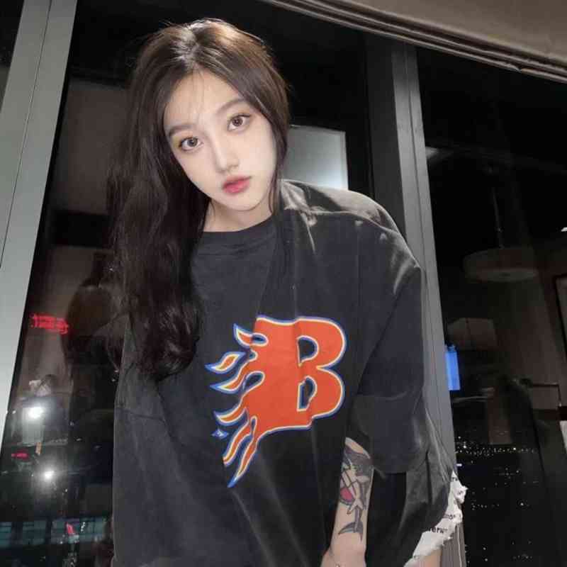Balencaigass t-shirts Spring and Summer New Short Sleeve T-shirt Men's and Women's Same Style Parisian Flame Letter Printing Trend High-end Half Sleeve, Advanced gray
Balencaigass t-shirts Spring and Summer New Short Sleeve T-shirt Men's and Women's Same Style Parisian Flame Letter Printing Trend High-end Half Sleeve, Advanced gray
