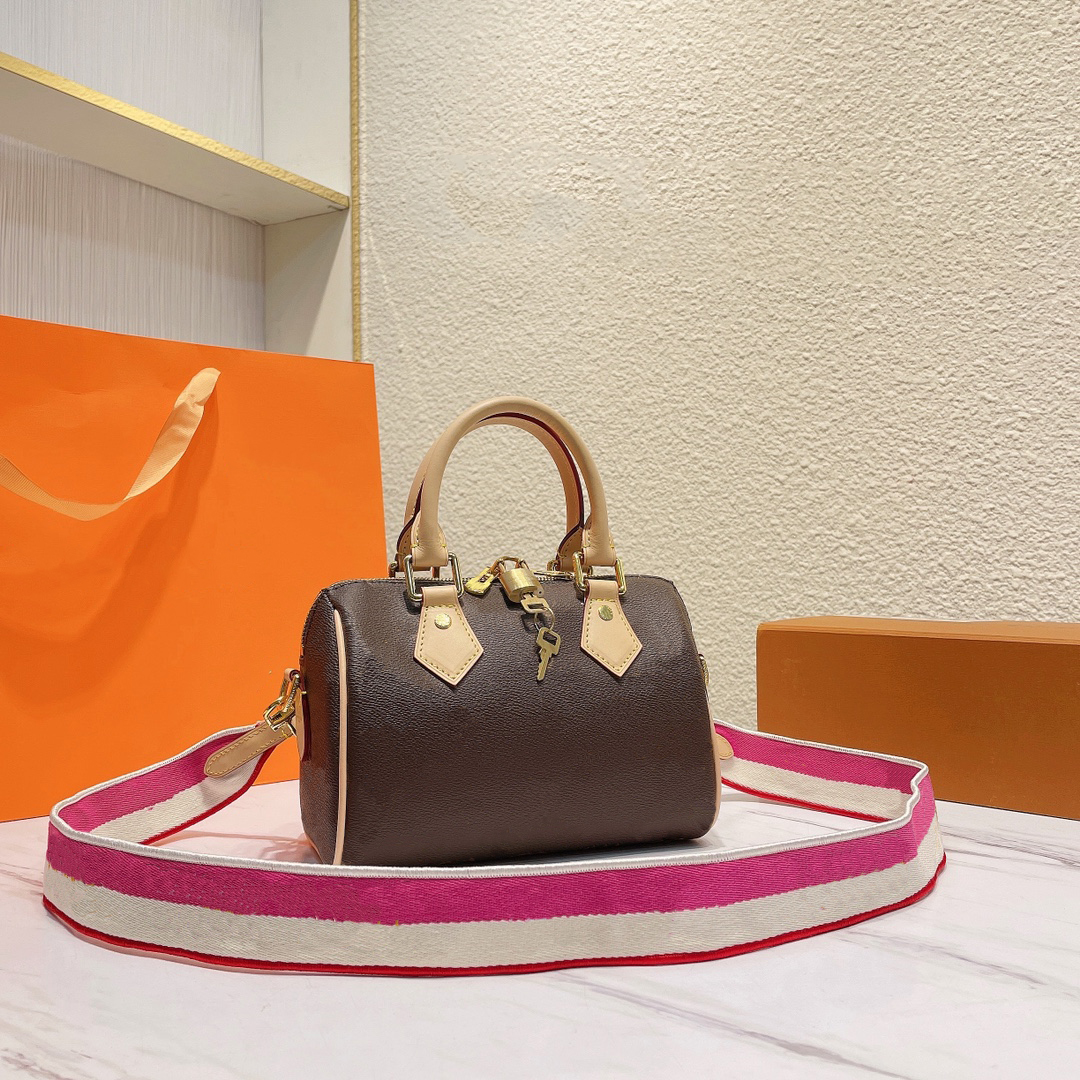 Fashion Shoulder Bags Trendy Womens Bag Classic Letter Print Pillow Type Colorblocked Shoulder Strap Design High Quality Handbag, Dust bag
Fashion Shoulder Bags Trendy Womens Bag Classic Letter Print Pillow Type Colorblocked Shoulder Strap Design High Quality Handbag, Dust bag